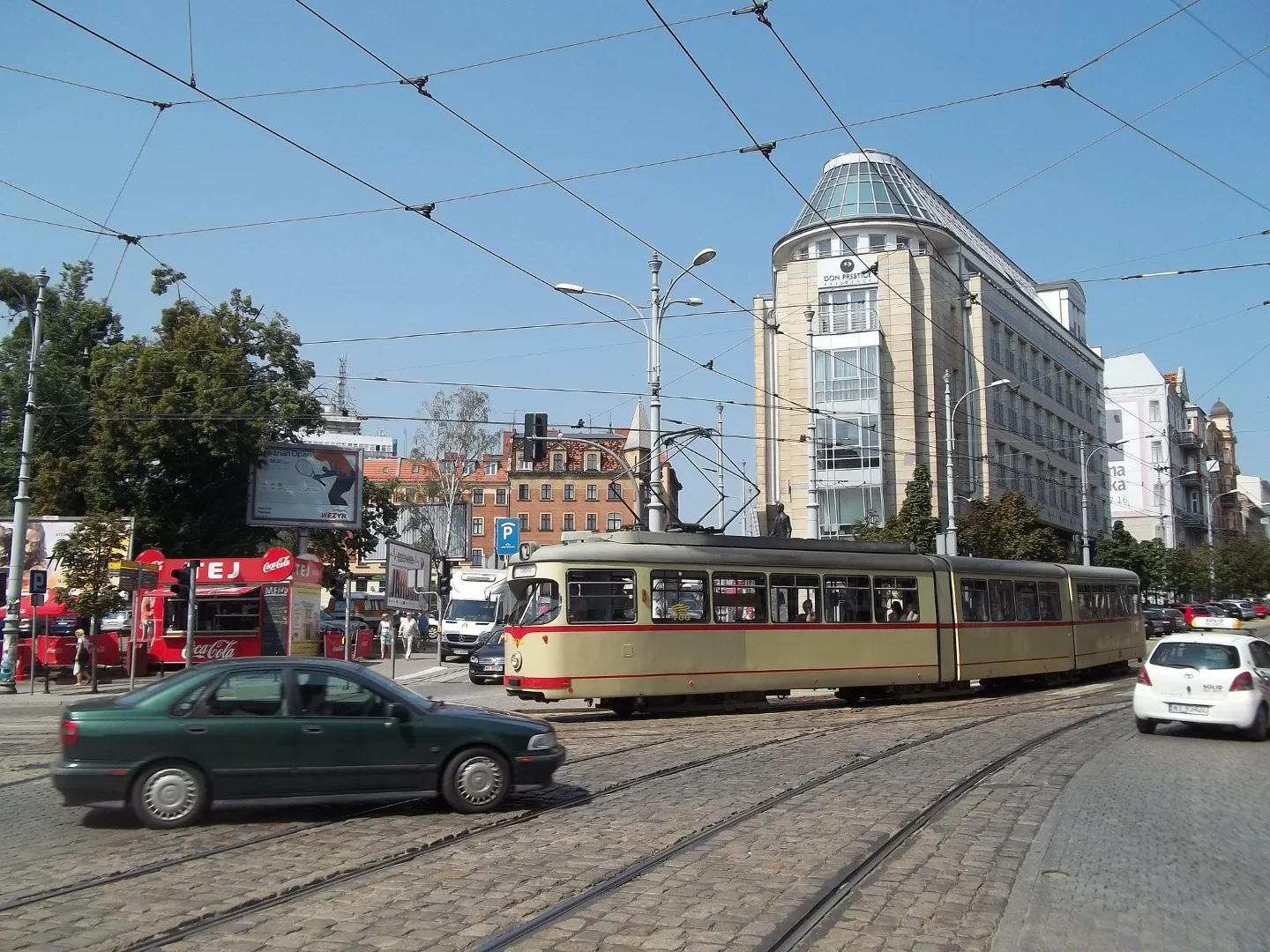 Pojazd egzaminacyjny na placu manewrowym WORD wykonujący zadanie jazdy po łuku