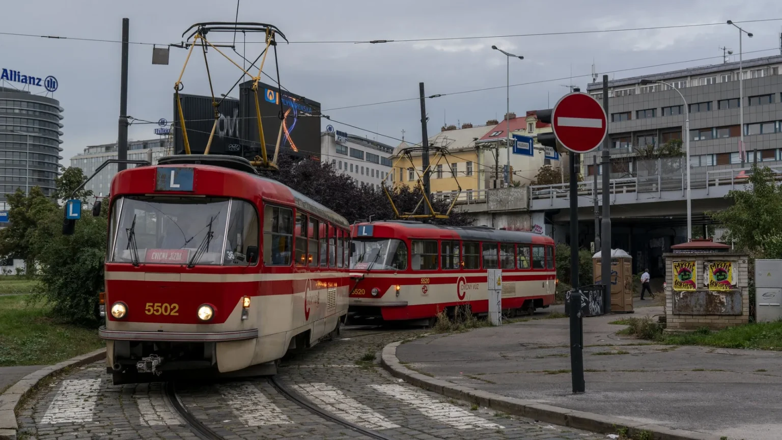 tramwaj w mieście: ruch miejski z torowiskiem, z którym musi sobie poradzić kierowca bojący się jazdy po mieście