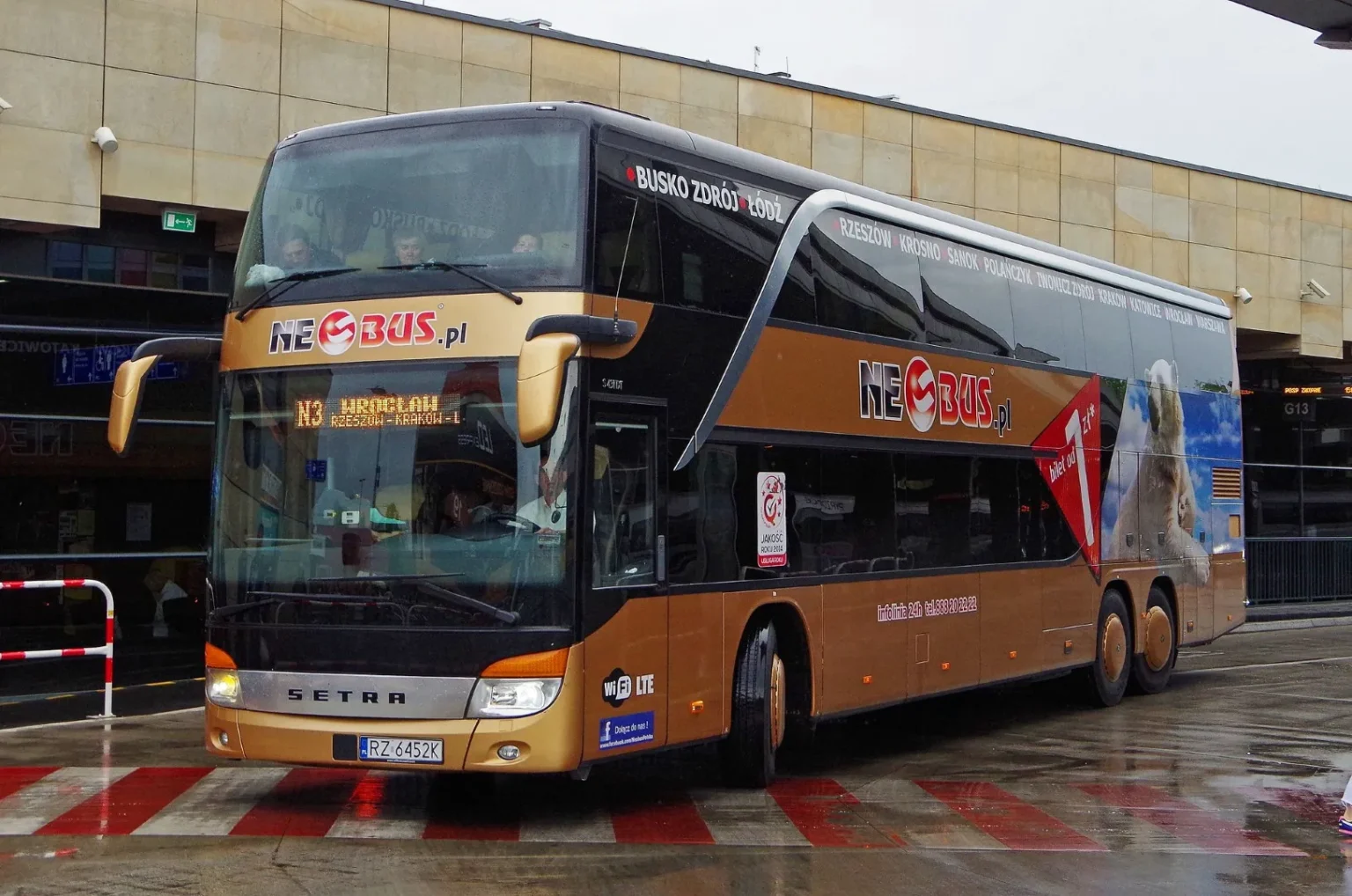 psychotesty dla kierowców zawodowych kat. D: autobus pasażerski na przystanku