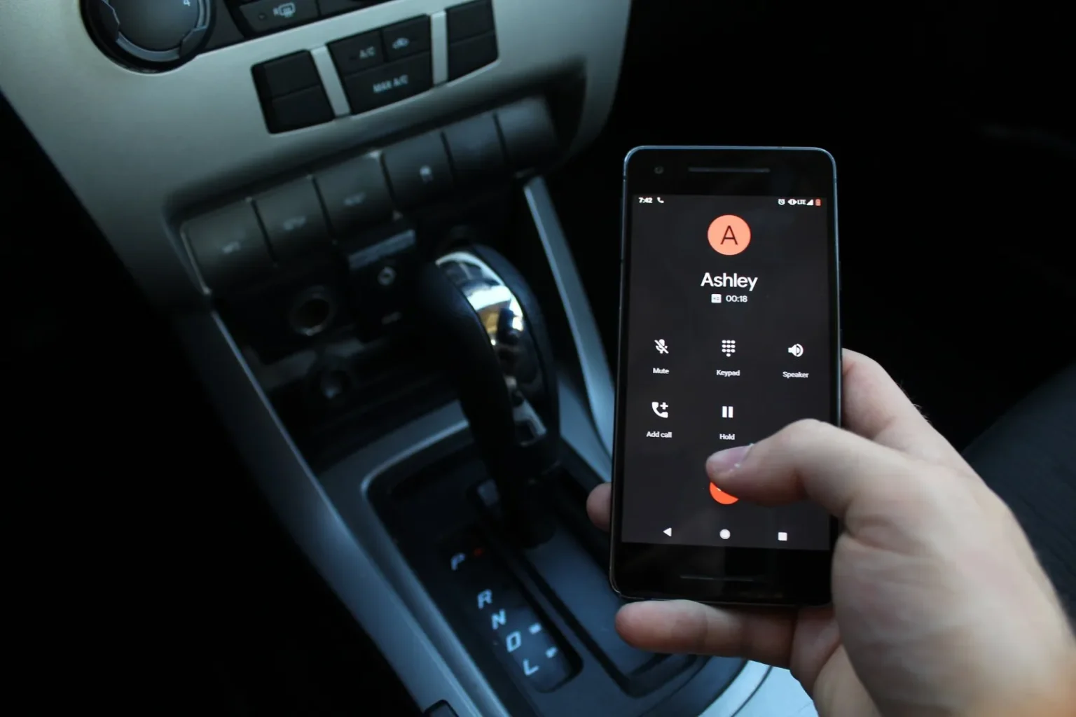 kierowca sprawdzający telefon podczas jazdy, czyli zachowanie dyskwalifikujące na egzaminie na prawo jazdy