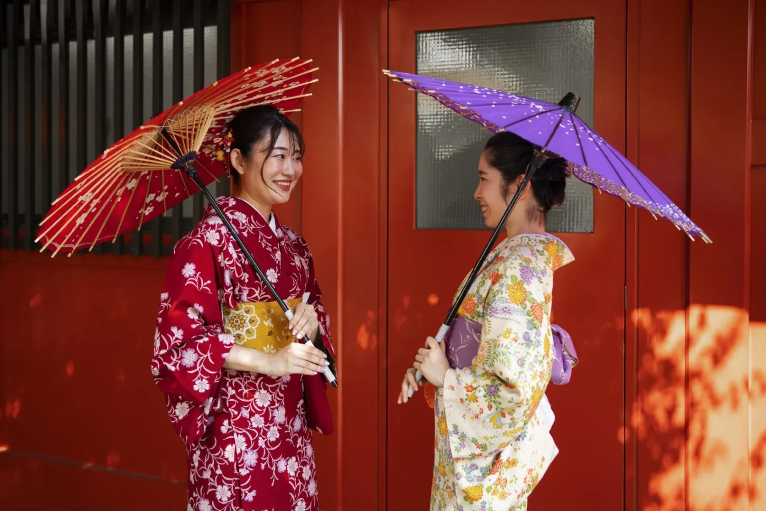 japonki w tradycyjnym stroju: kultura Japonii i nauka japońskiego pisma