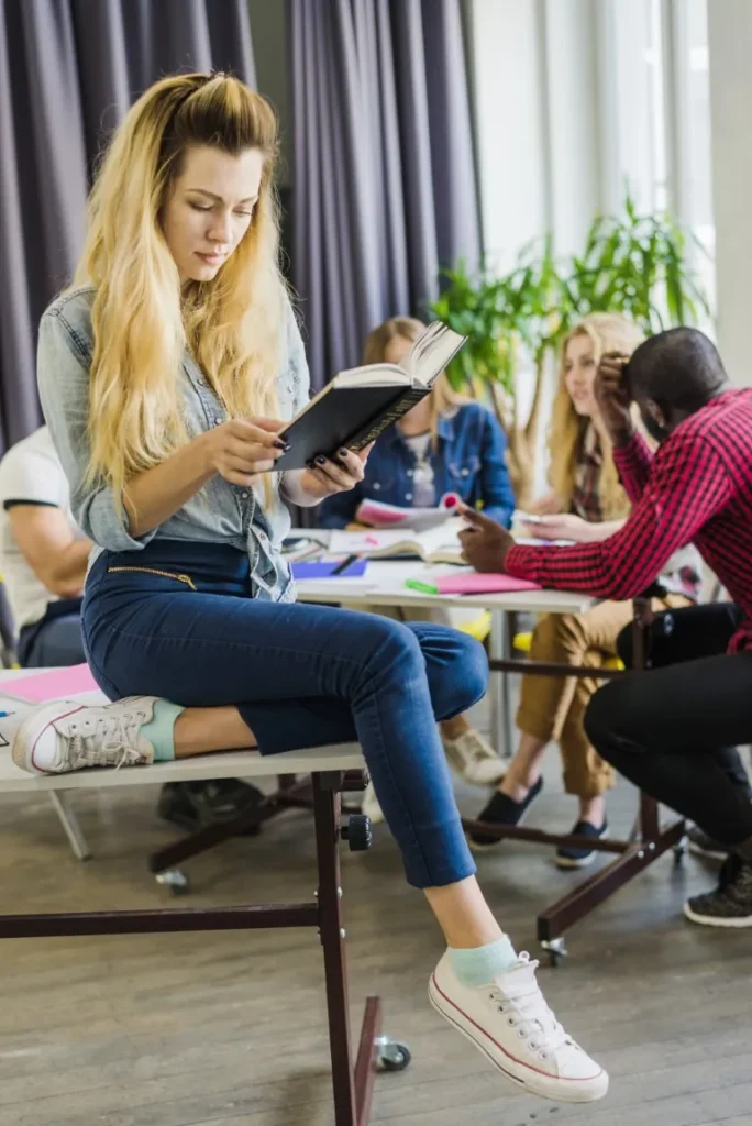 egzamin zawodowy - dziewczyna uczy się z ksiązki