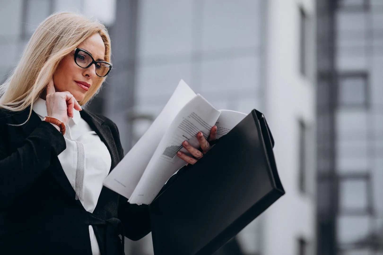 Kodeks Cywilny Testy Online, kobieta rozwiązująca test