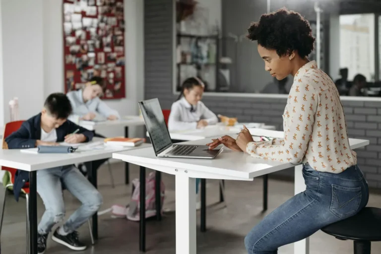 Rozumienie ze słuchu E8 Angielski: 5 trików, jak słuchać i wybierać dobre odpowiedzi