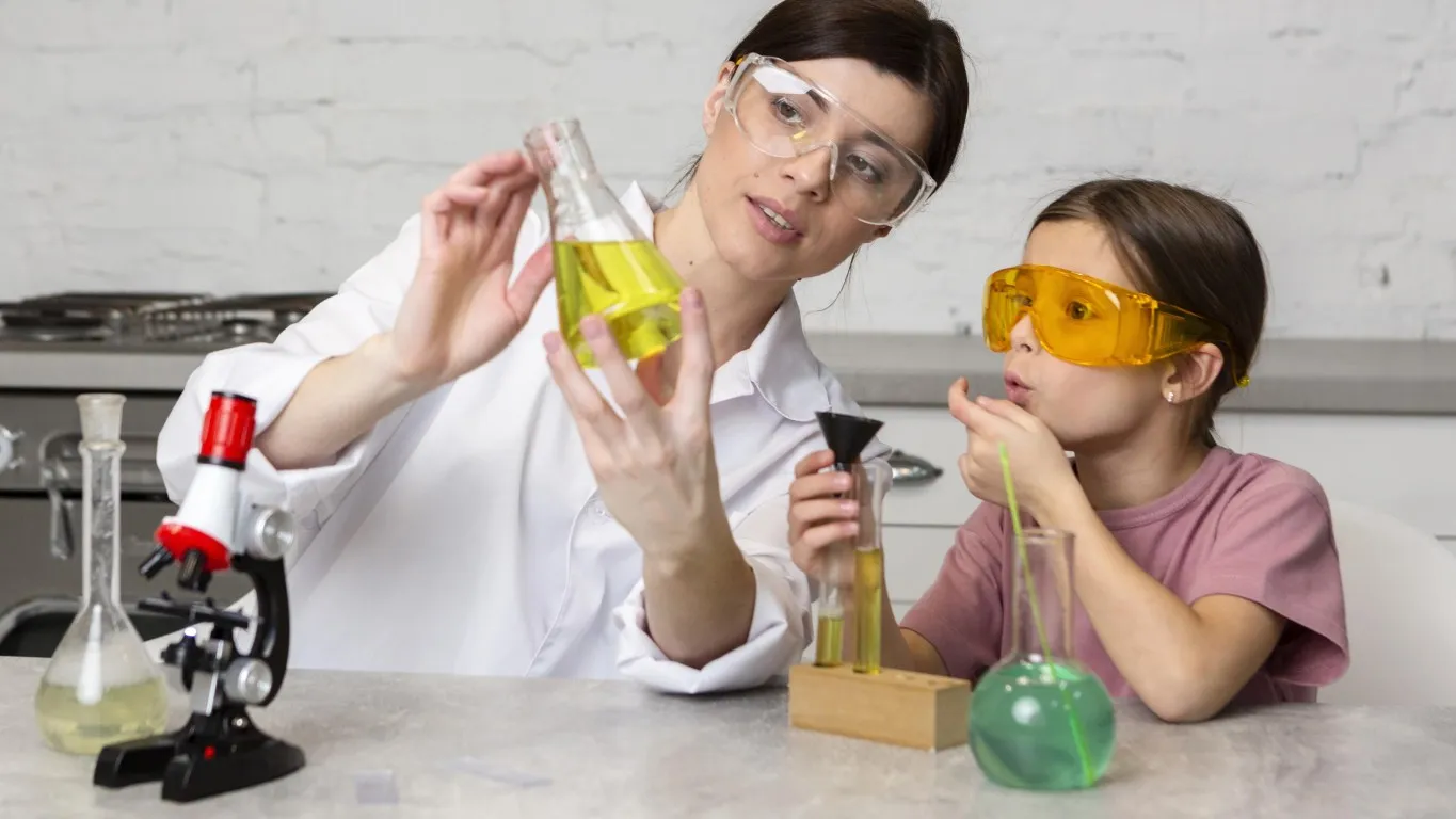 active blended learning: nauczycielka i uczeń podczas praktycznych zajęć z chemii