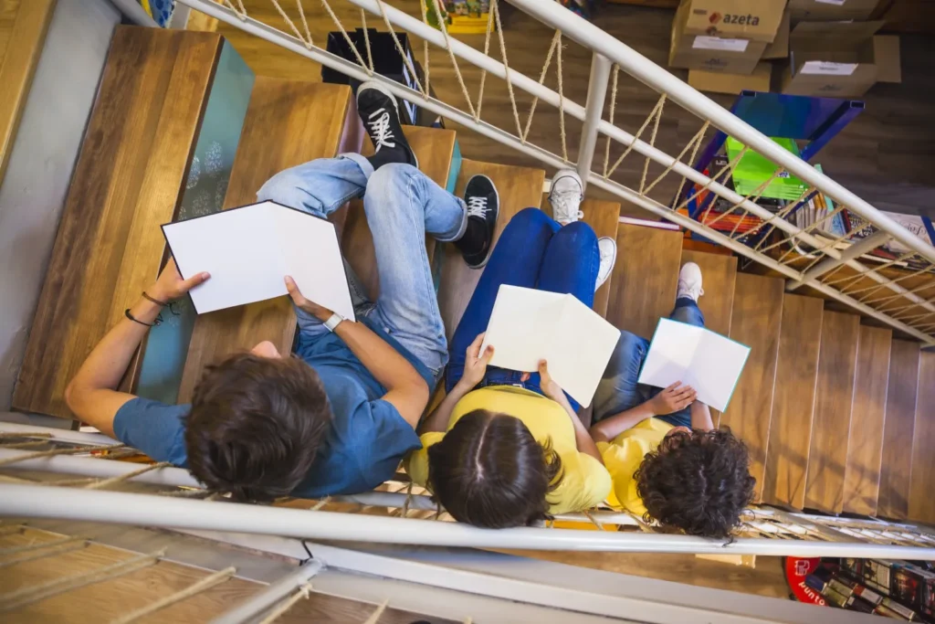 uczniowie uczą się do matury