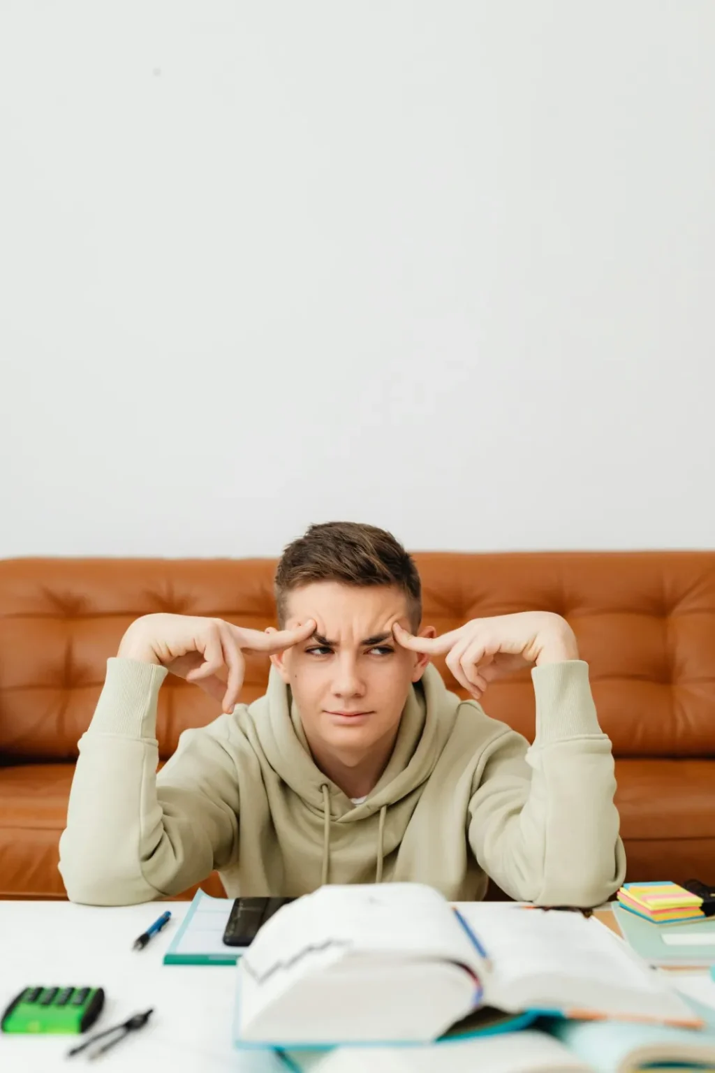 chłopak medytuje: trening mindfulness poprawia koncentrację i pamięć