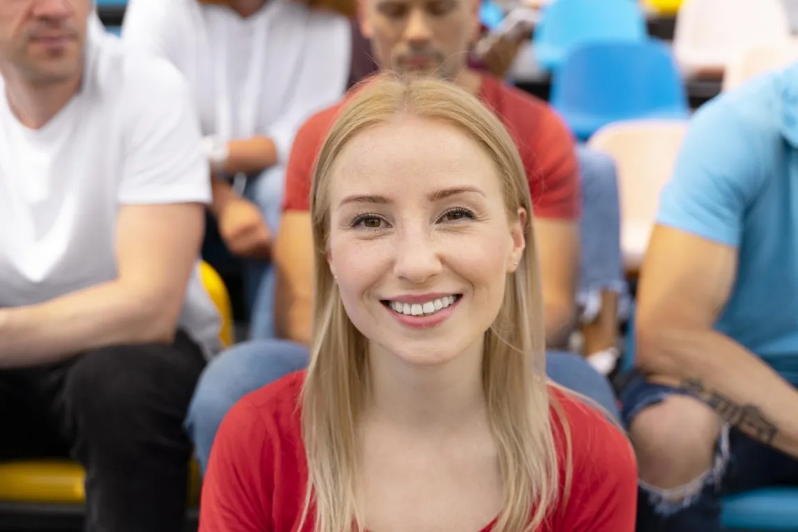 uśmiechnięta studentka na wykładzie przygotowująca się do matury z biologii