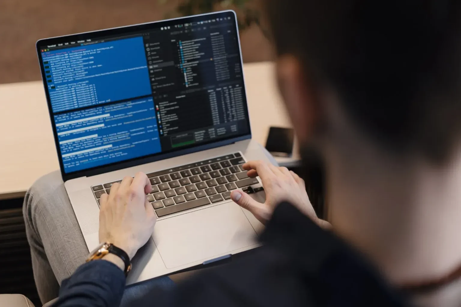 uczeń uczy się online: chłopak pisze na laptopie podczas asynchronicznej pracy zdalnej