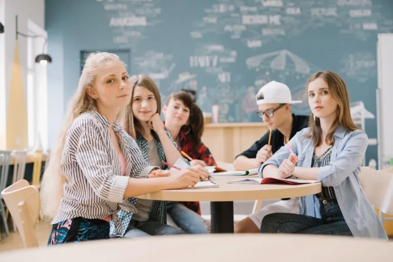 uczniowie na egzaminie