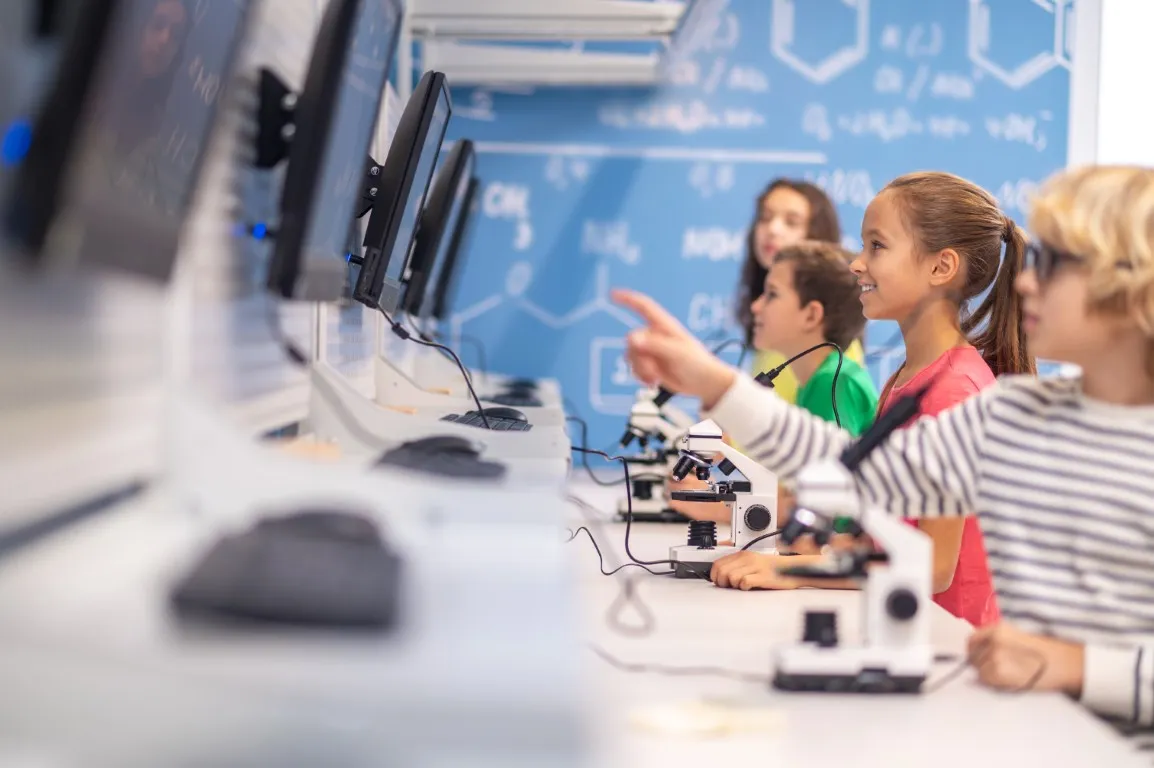 personalizacja planu nauki: dzieci pracują przed monitorami komputerów
