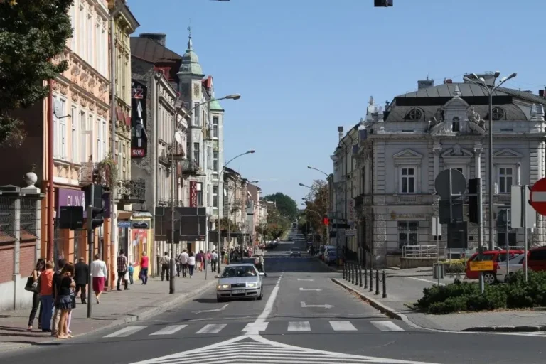 Jazda „na suwak” i „korytarz życia” – przepisy, które każdy kierowca musi znać.