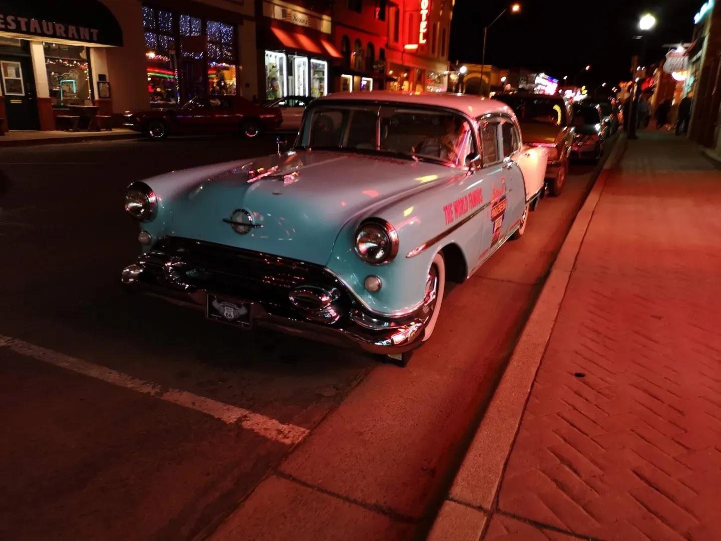 pierwszy samochód po zdaniu prawa jazdy: klasyczny amerykański Pontiac jako symbol motoryzacyjnych marzeń