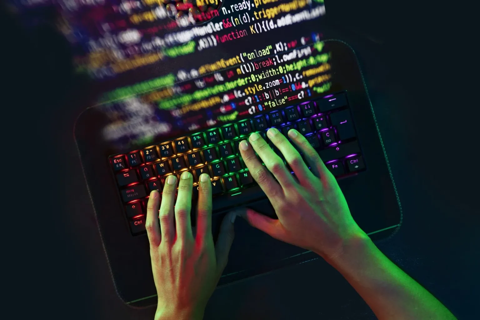 automatyzacja zadań w Pythonie, ręce piszące kod na klawiaturze z kodem na ekranie