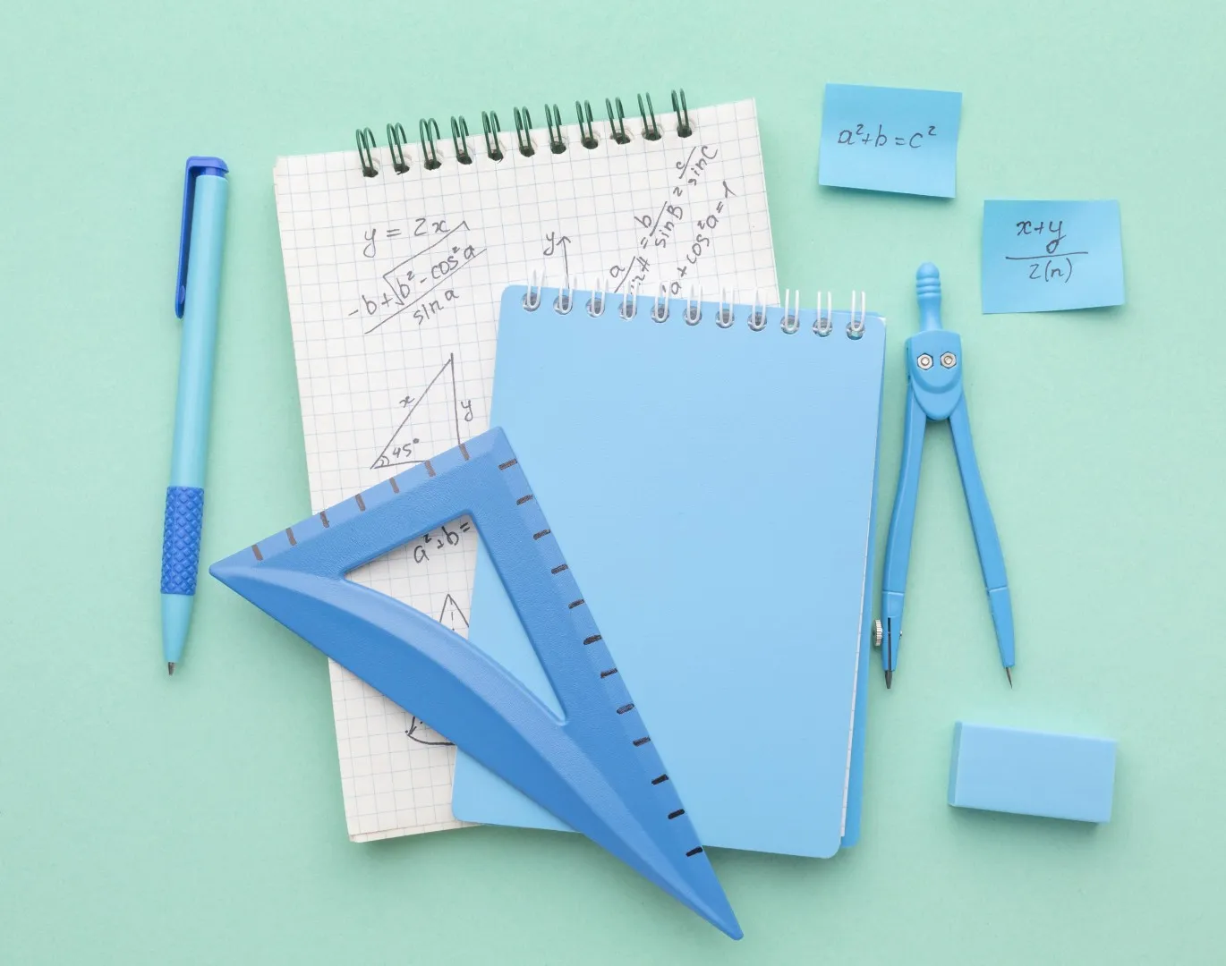 przybory matematyczne: ekierka, cyrkiel, notatnik i długopis, czyli narzędzia do zadań geometrycznych na maturze