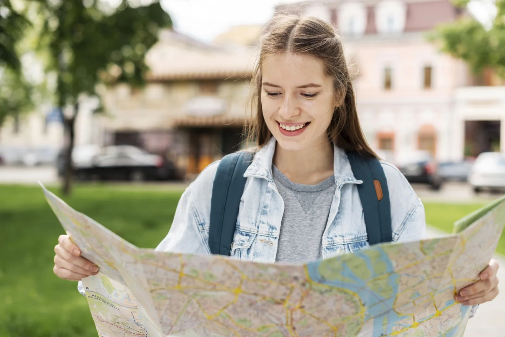 przygotowanie do matury z geografii 2027 – dziewczyna z otwartą mapą w parku