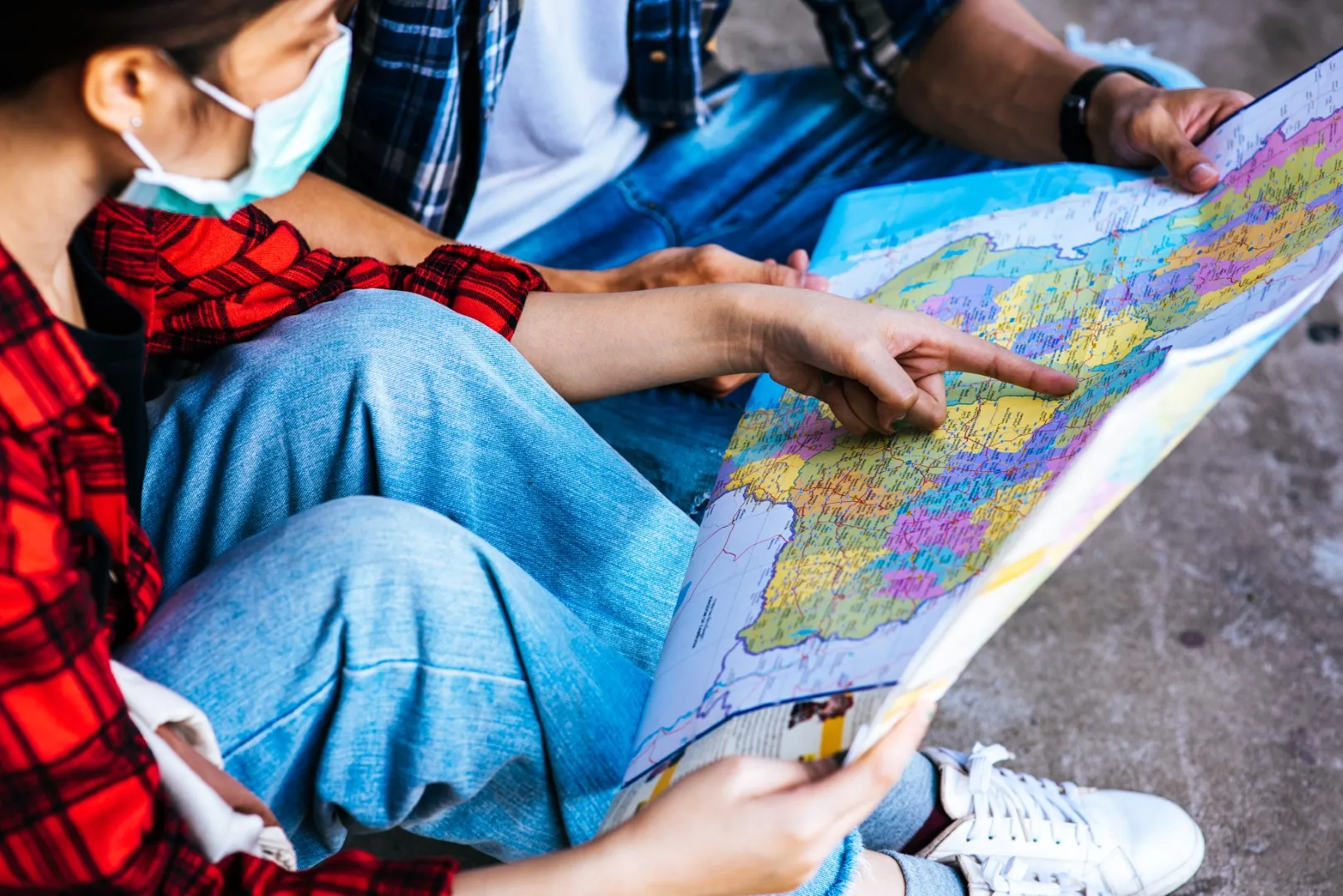 uczeń przygotowujący się do pracy z mapą na maturze z geografii