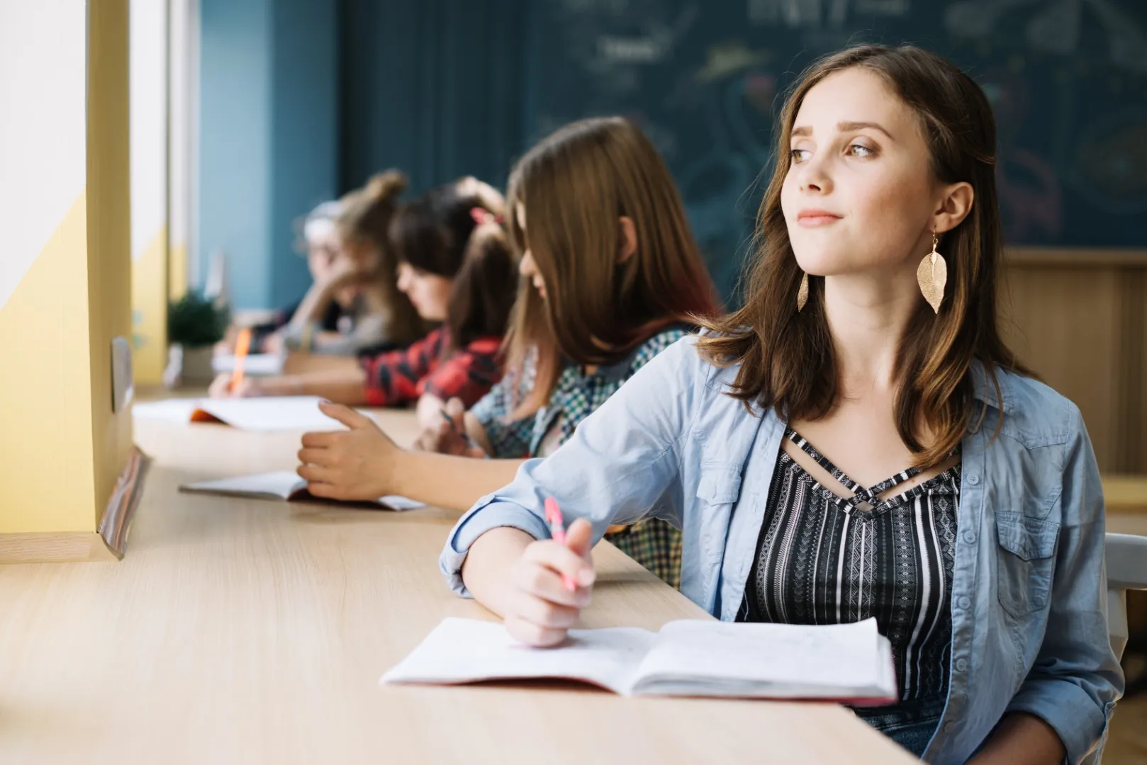 triki z matematyki na egzamin ósmoklasisty – uczennica rozwiązuje zadania w zeszycie