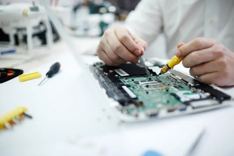 Ile zarabia technik elektronik w 2026 roku? Serwis, produkcja i drabina stawek
